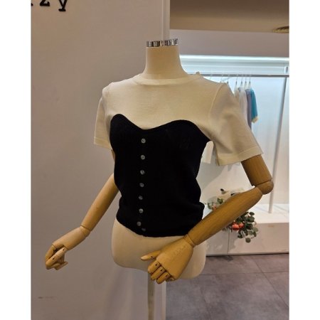 단추 장식 배색 니트