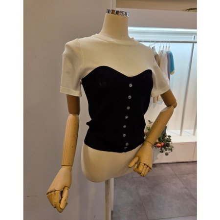 단추 장식 배색 니트