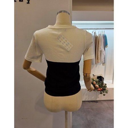 단추 장식 배색 니트