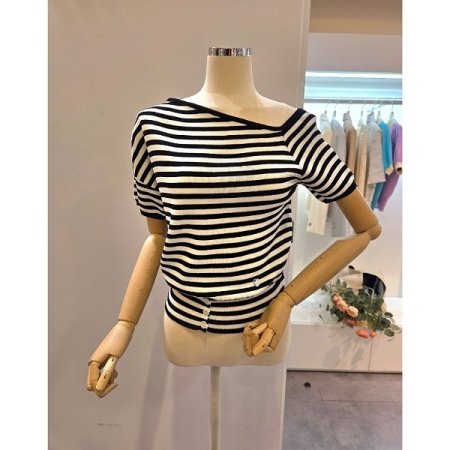 사선 넥라인 줄무늬 니트