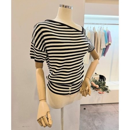 사선 넥라인 줄무늬 니트