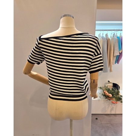 사선 넥라인 줄무늬 니트