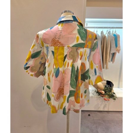 뒷 주름 나염 셔츠