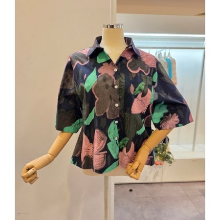 뒷 주름 카라 프린트 셔츠