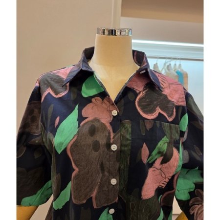 뒷 주름 카라 프린트 셔츠