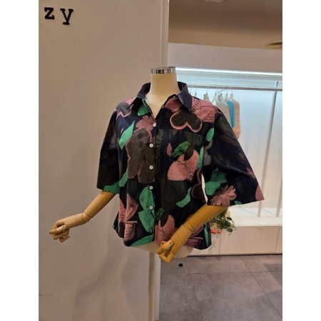 뒷 주름 카라 프린트 셔츠