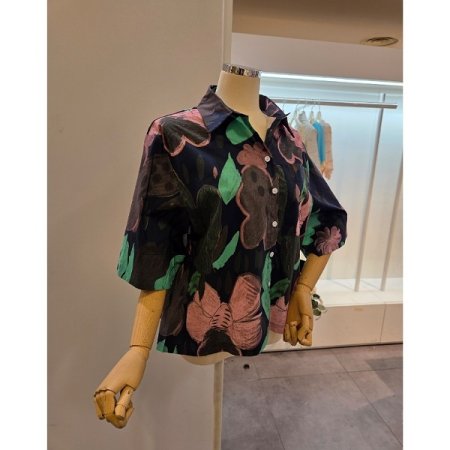 뒷 주름 카라 프린트 셔츠