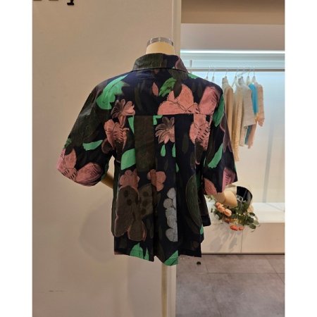 뒷 주름 카라 프린트 셔츠