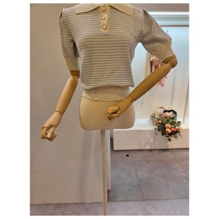 어깨 핀턱 배색 카라 니트