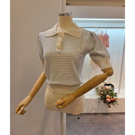 어깨 핀턱 배색 카라 니트