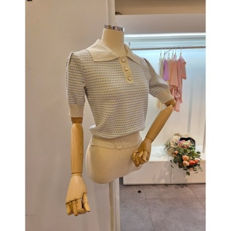 어깨 핀턱 배색 카라 니트