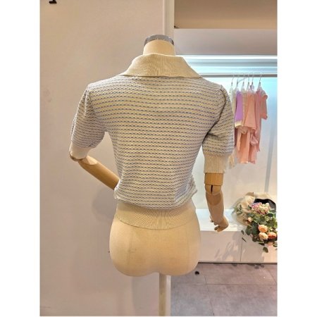 어깨 핀턱 배색 카라 니트