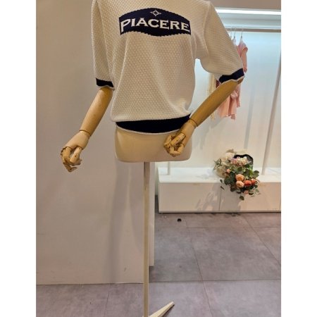 레터링 배색 라운드넥 니트