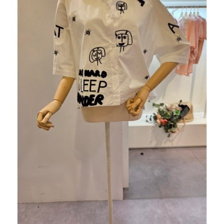 영문 레터링 포인트 셔츠