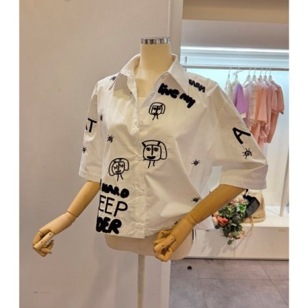 영문 레터링 포인트 셔츠