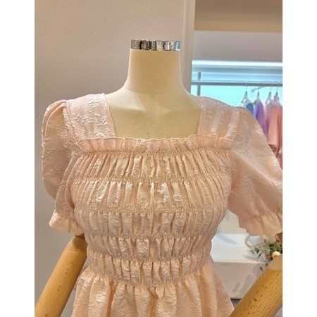 스퀘어넥 스모크 셔링 블라우스