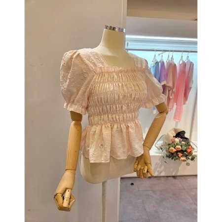 스퀘어넥 스모크 셔링 블라우스