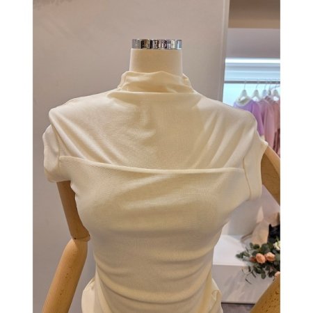캡소매 하이넥 티셔츠