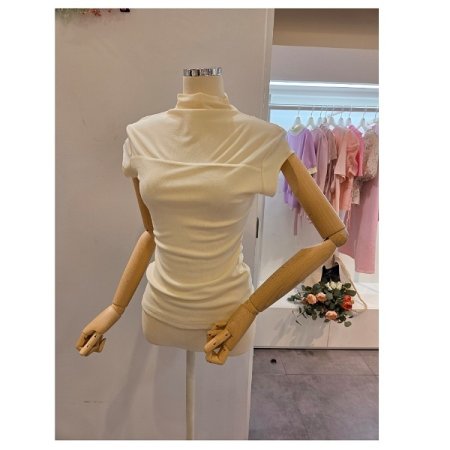 캡소매 하이넥 티셔츠