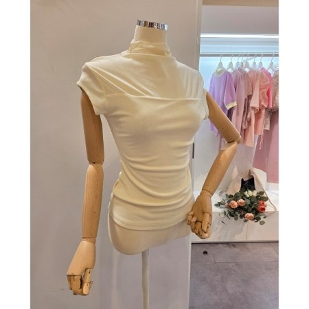 캡소매 하이넥 티셔츠