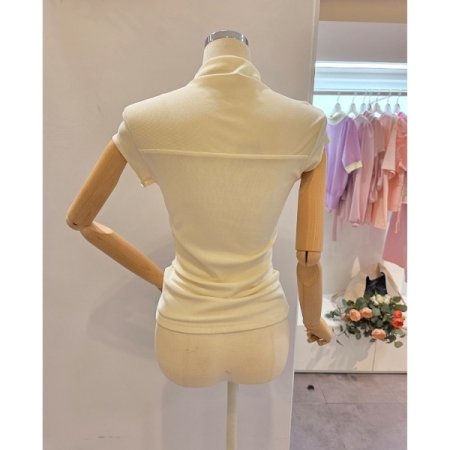 캡소매 하이넥 티셔츠
