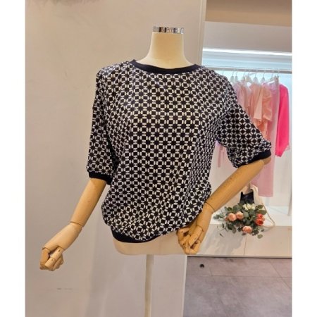 백 단추장식 라운드 블라우스