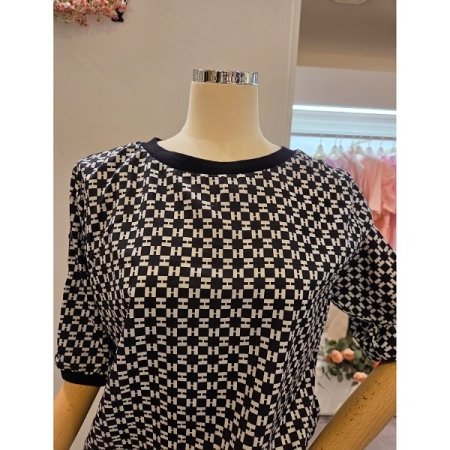 백 단추장식 라운드 블라우스