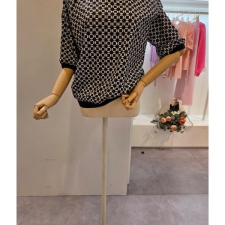 백 단추장식 라운드 블라우스