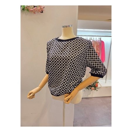 백 단추장식 라운드 블라우스