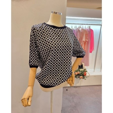 백 단추장식 라운드 블라우스