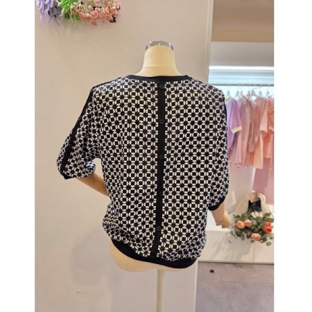 백 단추장식 라운드 블라우스