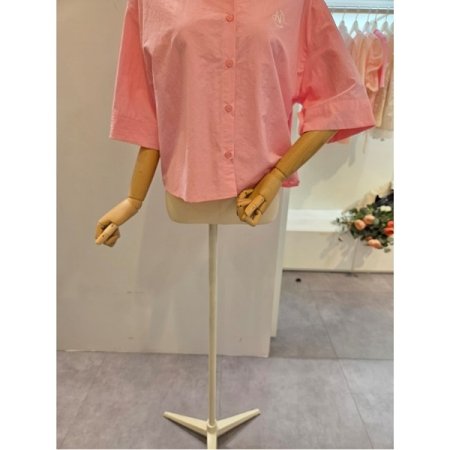 뒷 핀턱 로고 셔츠