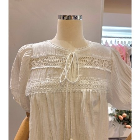 태슬 라운드 블라우스