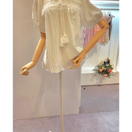 태슬 라운드 블라우스