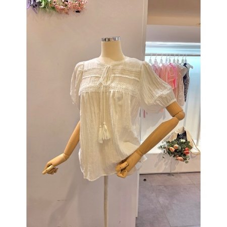 태슬 라운드 블라우스