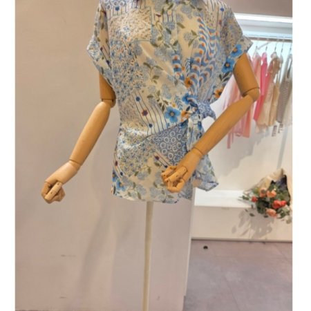 옆 꼬임 프린트 블라우스