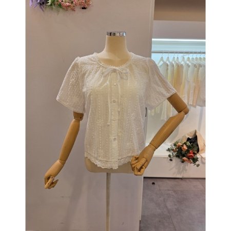 펀칭 자수 라운드 블라우스