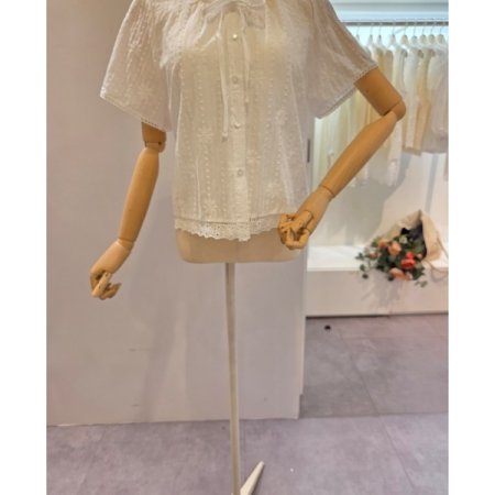 펀칭 자수 라운드 블라우스