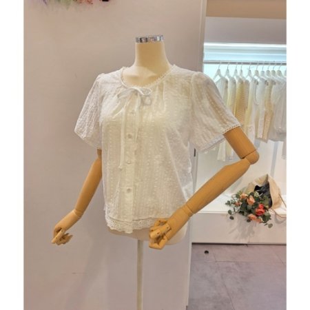 펀칭 자수 라운드 블라우스