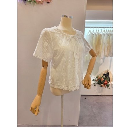 펀칭 자수 라운드 블라우스