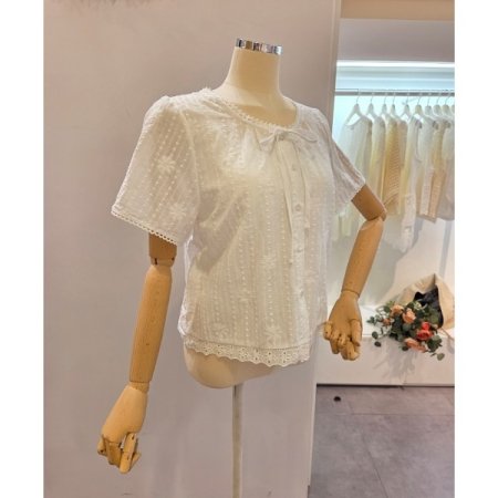 펀칭 자수 라운드 블라우스