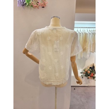 펀칭 자수 라운드 블라우스