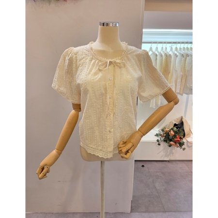 펀칭 자수 라운드 블라우스