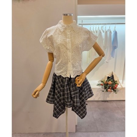 펀칭 캡소매 카라 블라우스