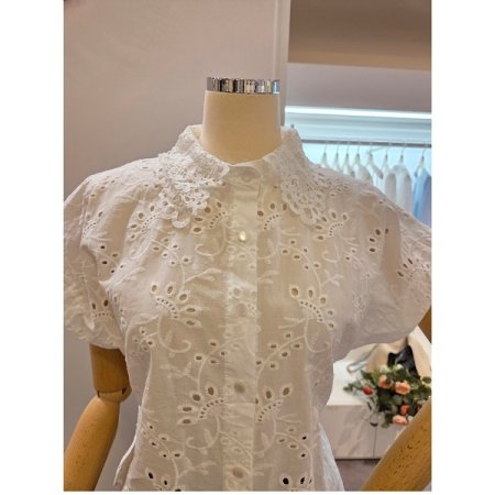 펀칭 캡소매 카라 블라우스