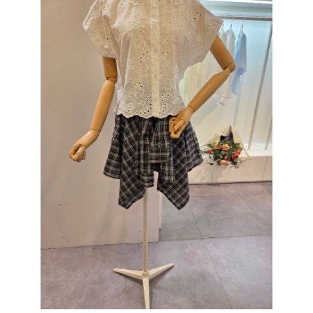 펀칭 캡소매 카라 블라우스