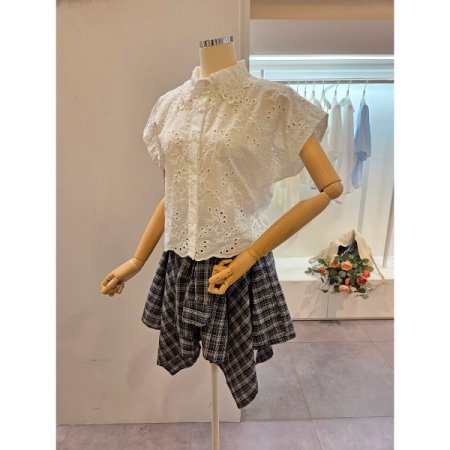 펀칭 캡소매 카라 블라우스