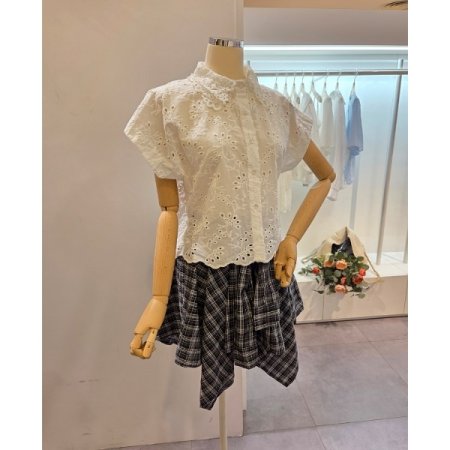 펀칭 캡소매 카라 블라우스