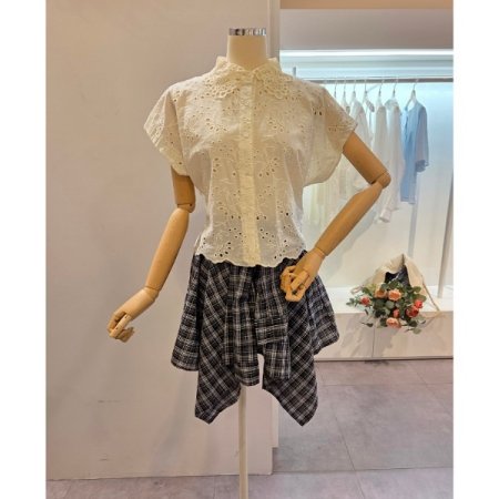 펀칭 캡소매 카라 블라우스