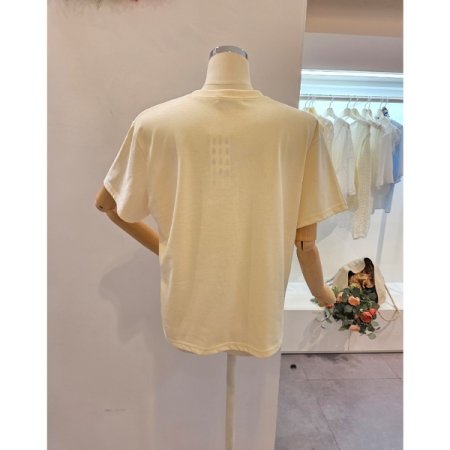 골드 레터링 라운드넥 티셔츠